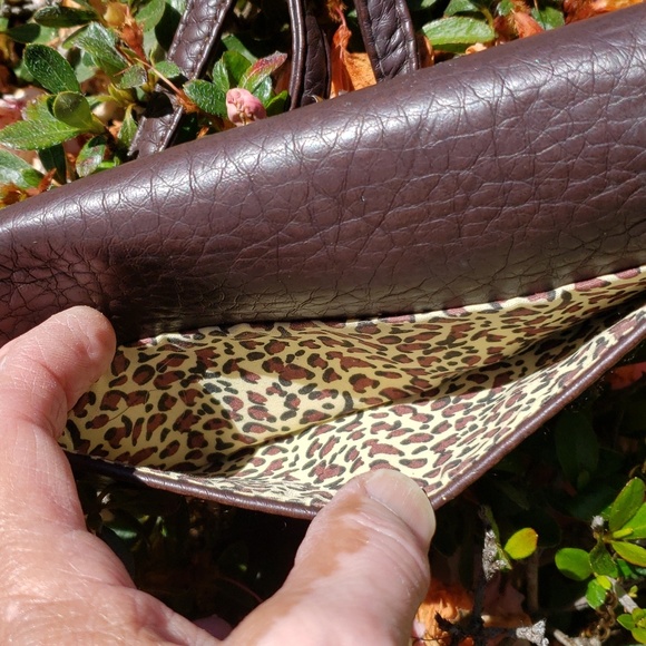 UNDER ONE SKY Crossbody with chain strap detail. cheetah print lining - Picture 5 of 13